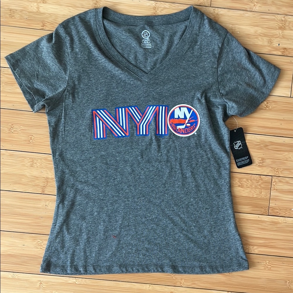 NWT Women’s NY Islanders V Neck T-Shirt - size Large